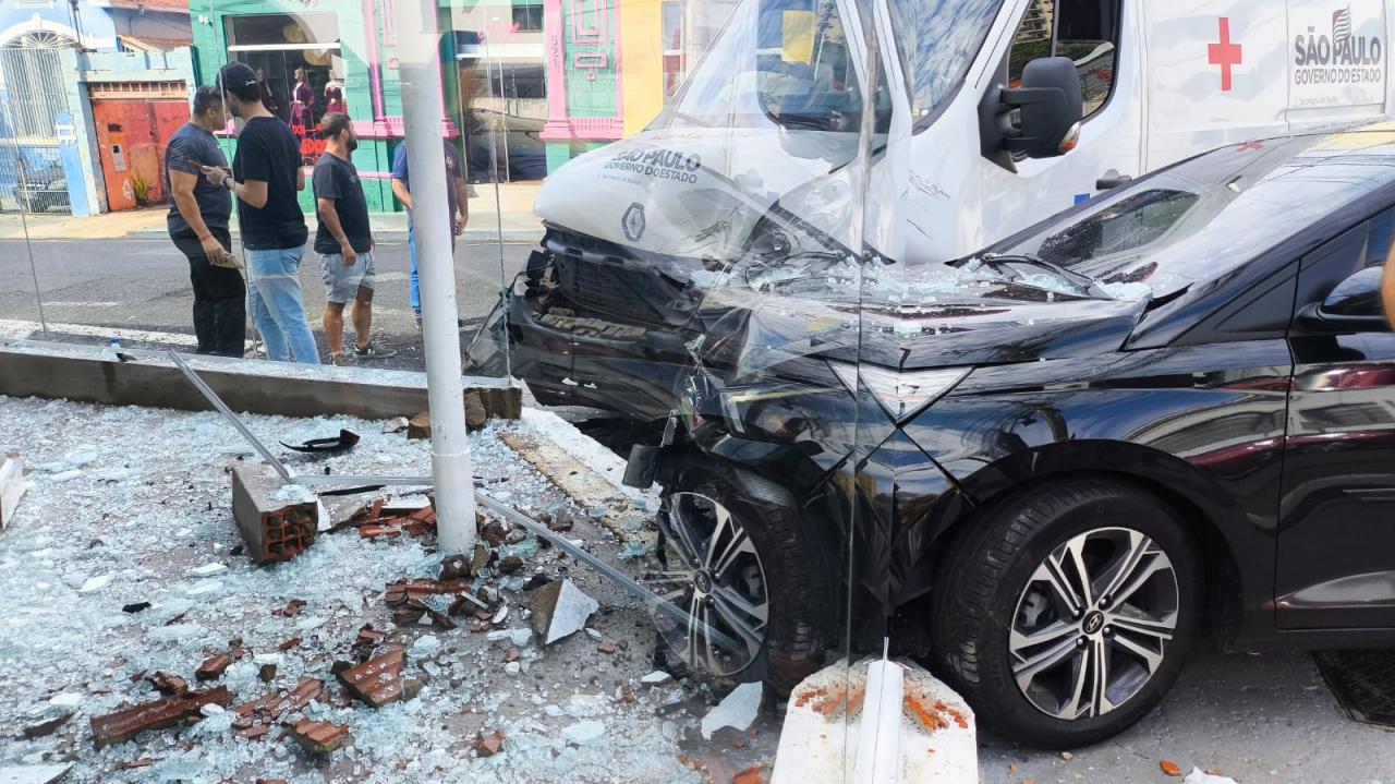 Foto 4 de 5 — Bispo se envolve em acidente entre carro e ambulância no Centro de Araraquara